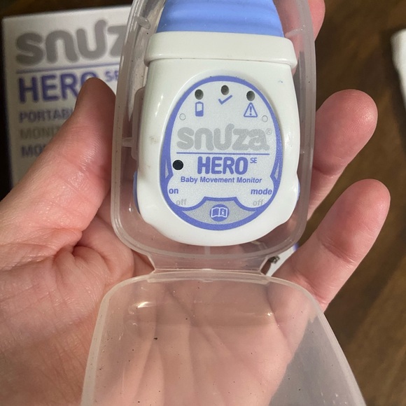 Snuza Hero SE Portable Movement Monitor - White and Purple - Picture 5 of 5